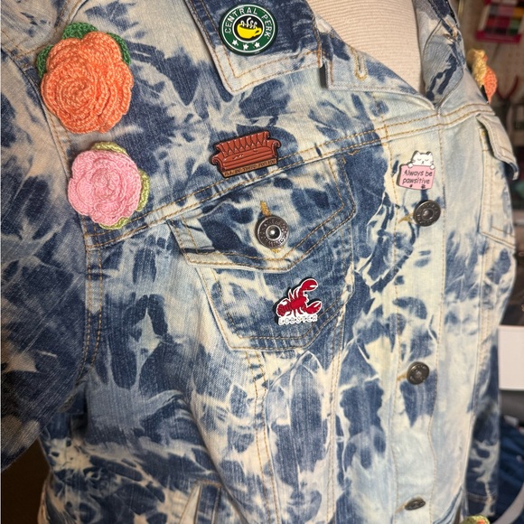 Friends Custom Denim Jacket - Picture 4 of 9